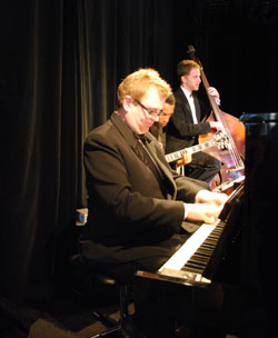 Musikerna P-O Nilsson, piano, Peter Andrén, bas och Elias Källvik, gitarr.
