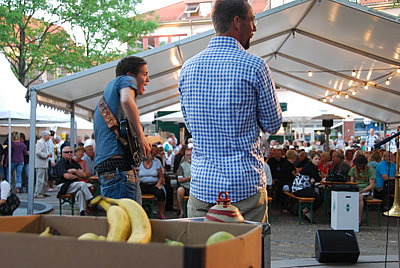 Helt fullt var det vid jazzscenen på Kullagatan, där bland annat Zoltan Schurs trio höll tempot liksom Billesholms storband.