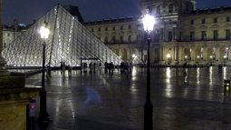 Louvren by night.
