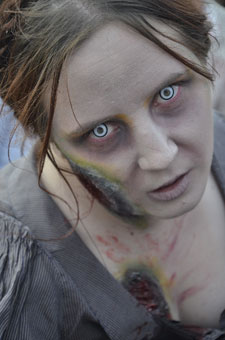 Zombie på promenad genom Malmöfestivalen.