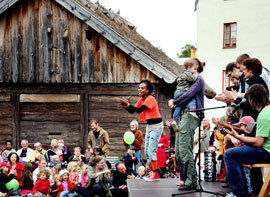 Mia Barlöv drog många allsångssugna barn i Lund.