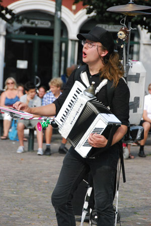 Rolig musikant underhöll torgsbesökare på Lunds humofestival.